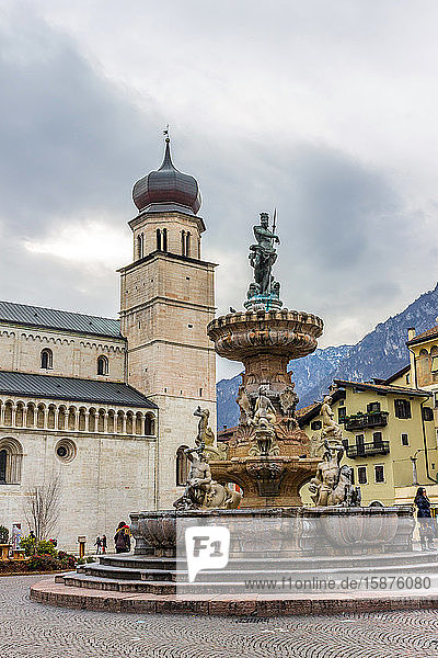 Italien  Trentino Südtirol  Trient  Neptunbrunnen auf dem Domplatz