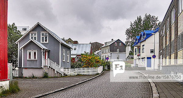 GrjÃ³taborp  eines der Ã?ltesten erhaltenen Holzhausviertel Reykjaviks  ist gekennzeichnet durch enge StraÃŸen mit freistehenden HÃ?usern in kleinen  gut angelegten GÃ?rten  Sonne  Ruhe