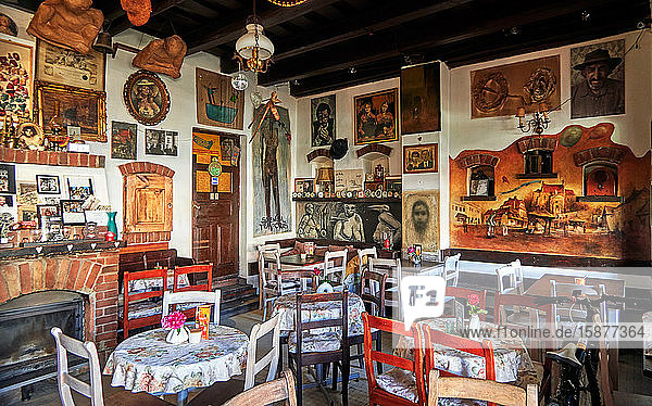 Europa  Polen  Woiwodschaft Lublin  Provinz Lublin  altes Holzhaus  typisches Restaurant auf dem Marktplatz im Dorf Kazimierz Dolny  Die Gründung der Stadt und der Bau einer befestigten Burg wird Kazimierz Wielki durch die Legende zugeschrieben.