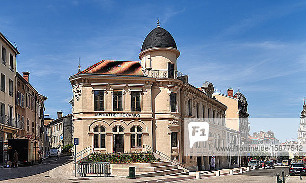 Frankreich  Departement Ain  Region Auvergne - Rhône - Alpes. In der Stadt Bourg-en- Bresse ist die Mediathek Camus in der Avenue Alsace Lorraine im Haussmannschen Durchbruch von 1895 installiert