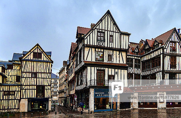 Kleine mittelalterliche Gassen von Rouen  Frankreich  an einem bewölkten Frühlingstag. Die Stadt ist die Hauptstadt der Region Normandie in Frankreich und bekannt für ihre Fachwerkhäuser.