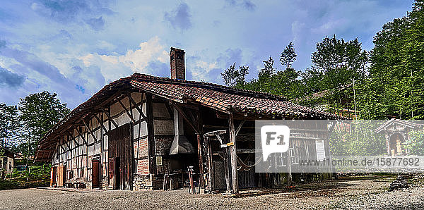 Frankreich  Departement Ain  Region Auvergne - Rhône - Alpes. Ecomuseum Landhaus in Saint-Etienne-du-Bois  ein altes Bauernhaus im Fachwerkstil  das als Museum eingerichtet ist.