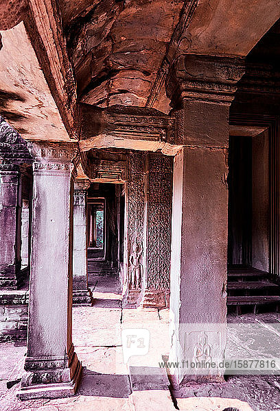 Das von Suryavarman II. (reg. 1112â€ 52) errichtete Basrelief aus rosafarbenem Sandstein in Angkor Wat in Kambodscha ist das irdische Abbild des Berges Meru  des Olymps des Hindu-Glaubens und des Wohnsitzes der alten Götter. Die alten kambodschanischen Gottkönige strebten danach  die Bauwerke ihrer Vorfahren in Größe  Maßstab und Symmetrie zu übertreffen  was in dem vermutlich größten religiösen Gebäude der Welt gipfelte. Der Tempel ist das Herz und die Seele Kambodschas und eine Quelle heftigen Nationalstolzes. Im Gegensatz zu den anderen Angkor-Monumenten war er nie den Elementen ausgesetzt und wurde seit seiner Erbauung praktisch ununterbrochen genutzt. Es wird heute allgemein angenommen  dass Angkor Wat höchstwahrscheinlich sowohl als Tempel als auch als Mausoleum für Suryavarman II. diente.