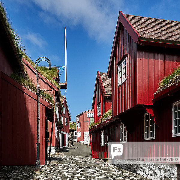 Dänemark  Halbinsel Tinganes  Torshavn  Streymoy  Färöer Inseln. Tinganes ist der historische Sitz der fÃ¶rÃ¶sischen LandstÃ½ri (Regierung) und ein zentraler Teil von TÃ³rshavn. Der Name Tinganes bedeutet auf Färöisch 'Parlamentssteg' oder 'Parlamentspunkt'. Viele der HolzhÃ?user auf Tinganes stammen aus dem 16. und 17. Jahrhundert und haben die fÃ?r die FÃ?rÃ¶er Inseln typische rote Farbe sowie GrasdÃ?cher  die sehr verbreitet sind.