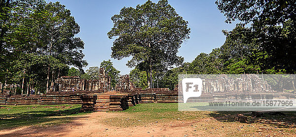 Der Baphuon ist eines der größten Monumente im Angkor-Park  dieser Bergtempel erhebt sich südlich der königlichen Palastanlage  ausgerichtet auf der Nord-Süd-Achse über das Zentrum von Phimeanakas.'Die riesige Pyramide (138 x 105 m Basis) aus dreistufigem Sandstein befindet sich im zentralen Bereich der Stadt des neuen Herrschers