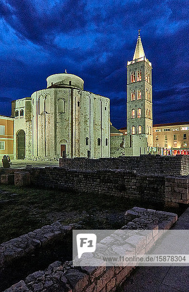 Zadar  Provinz Dalmatien  Kroatien  In der Nacht  Zadar ist die älteste bewohnte Stadt in Kroatien. Das malerische und historische Zentrum von Zadar ist das römische Forum  das heute von zwei Kirchen dominiert wird: der vorromanischen St. Donat (Rundbau) und der angrenzenden romanischen Kathedrale St. Anastasia (mit ihrem Glockenturm)