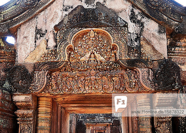Kambodscha  im Norden von Angkor  Kambodscha. Banteay Srei (oder Banteay Srey  was Zitadelle der Frauen bedeutet) ist ein kambodschanischer Tempel aus dem 10. Jahrhundert  der größtenteils aus rotem Sandstein erbaut und dem Hindu-Gott Shiva gewidmet ist. Angkor war einst der Sitz des Khmer-Reiches  das etwa vom neunten bis zum dreizehnten Jahrhundert florierte. Die Ruinen der Angkor-Tempel gehören zum UNESCO-Weltkulturerbe.