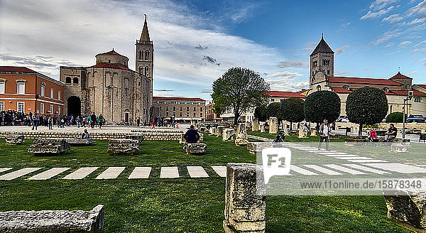 Zadar  Provinz Dalmatien  Kroatien  Zadar ist die älteste bewohnte Stadt Kroatiens. Das malerische und historische Zentrum von Zadar ist das römische Forum  das heute von zwei Kirchen dominiert wird: der vorromanischen Kirche St. Donat (Rundbau) und der angrenzenden romanischen Kathedrale St. Anastasia (mit ihrem Glockenturm)