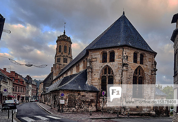 Die Kirche Saint Leonard und ihr Glockenturm mit Kuppel aus dem Jahr 1760 in der Stadt Honfleur und ihr Glockenturm mit Kuppel aus dem Jahr 1760 in der Straße Saint Leonard in der Stadt Honfleur in der Region Normandie in Frankreich. Die Stadt war ein beliebtes Ziel zahlreicher Künstler und des Musikers Erik Satie und erfreut sich heute eines regen Sommertourismus  der von den Freiluftmärkten  der Kultur  den Cafés und der historischen Architektur angezogen wird.