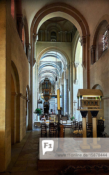 Frankreich   Stadt Tournus  Departement Bourgogne-Franche-ComtÃ©  Das Kirchenschiff der Abtei vom Chor und der großen Orgel aus gesehen und.Saint Philibert-Kathedrale  Abtei von Tournus ist ein ehemaliges Benediktinerkloster  seine Abteikirche ist eines der größten romanischen Bauwerke in Frankreich.