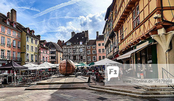 Europe  France  Chalon-sur-SaÃ´ne city  Bourgogne-Franche-ComtÃ© department  Saint-Vincent Chalon-Sur-Saone town  The magnificent half-timbered houses date from the 16th and 17th centuriesin Saint-Vincent square. in the old town  Pedestrian square  shop