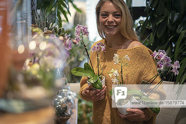 Junge Frau steht in einem Blumenladen