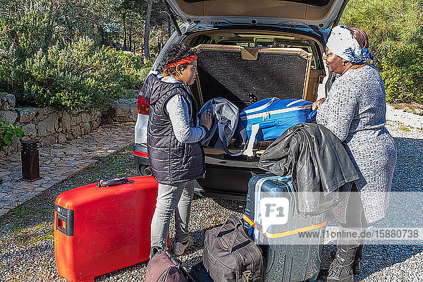 Familyready Urlaub Urlaubskoffer Junge Kind hilft mit Gepäckstücken