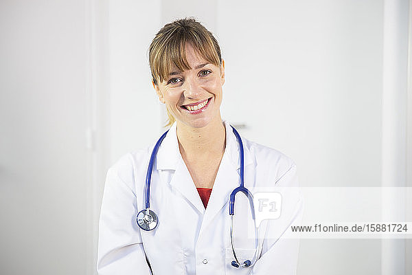 Eine Ärztin im weißen Kittel im Gespräch mit einem Patienten.