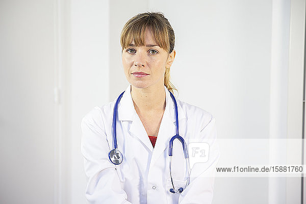 Eine Ärztin im weißen Kittel im Gespräch mit einem Patienten.