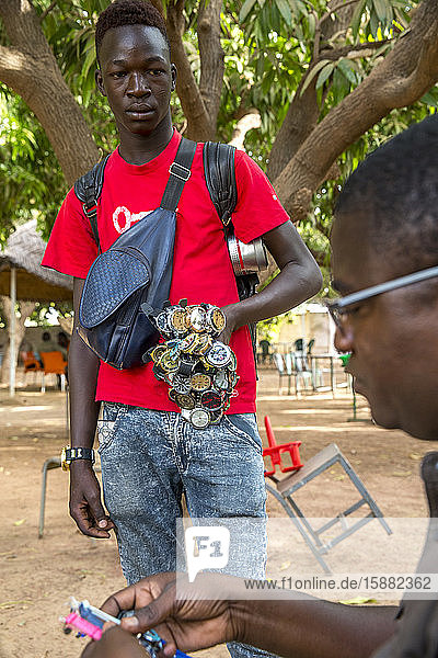 Junger Mann verkauft Uhren in Koudougou  Burkina Faso.