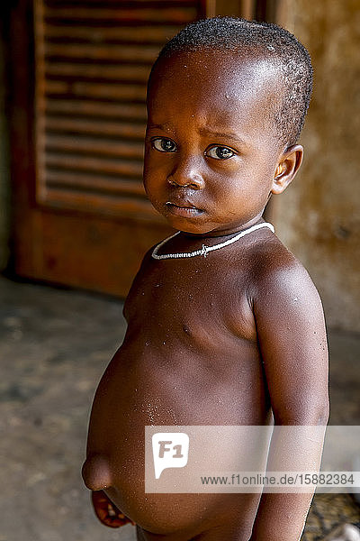 Stehendes Baby in einem Dorf in der Nähe von Agboville  Elfenbeinküste.