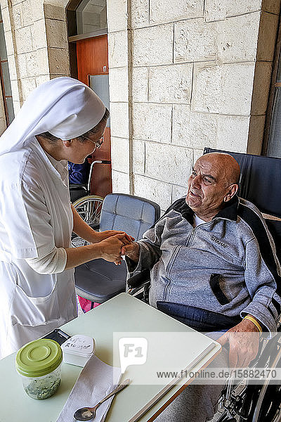 St.-Vincent-de-Paul-Krankenhaus  geführt von den katholischen Missionarinnen der Töchter der Nächstenliebe in Nazareth  Israel. Geriatrische Abteilung.