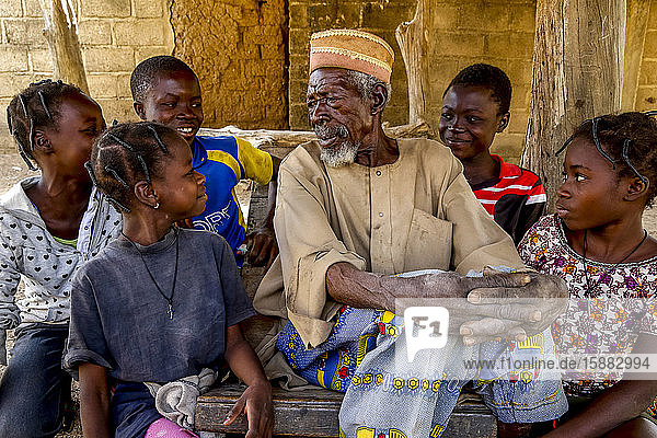 Kinder um ihren Großvater in Tenkodogo  Burkina Faso.