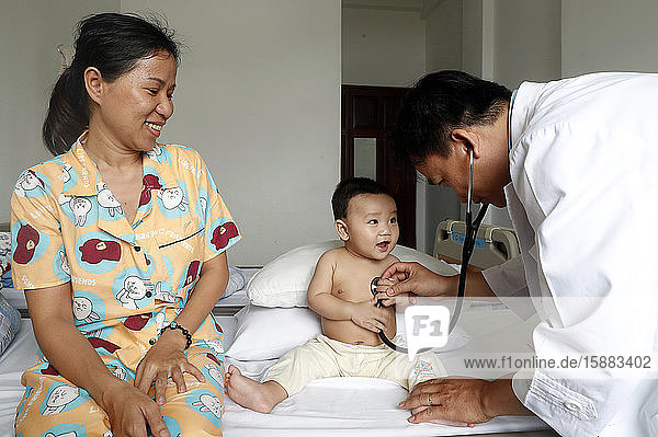 Kardiologisches Krankenhaus Tam Duc. Pädiatrische Station. Ein herzkrankes Kind. Ärztliche Konsultation. Ho-Chi-Minh-Stadt. Vietnam.