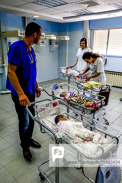 St.-Vincent-de-Paul-Krankenhaus  geführt von den katholischen Missionarinnen der Töchter der Nächstenliebe in Nazareth  Israel. Station für Neonatologie.