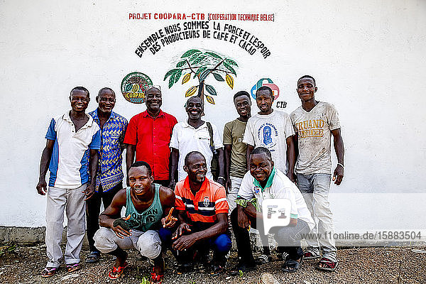 Mitglieder einer Kakaopflanzergenossenschaft in einem Dorf bei Agboville  Elfenbeinküste.