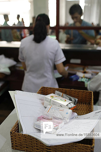 Krankenhausapotheke. Pharmazeut bei der Arbeit. Kardiologisches Krankenhaus Tam Duc. Ho-Chi-Minh-Stadt. Vietnam.