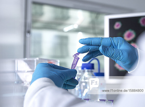 Pharmazeutische Forschung  Wissenschaftlerin  die ein Probenfläschchen für analytische Tests im Labor vorbereitet  das in der DNA-  medizinischen und pharmakologischen Forschung verwendet wird.