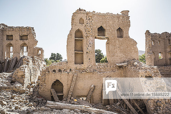 Oman  Ad Dakhiliyah  Izki  Mauer einer alten Gebäuderuine