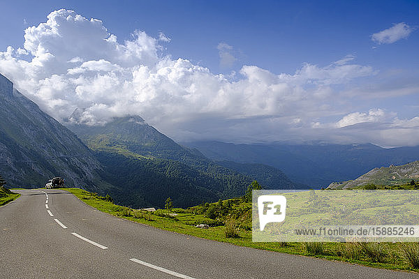 Frankreich  Hautes-Pyrénées  Leere Autobahn am Col dAubisque