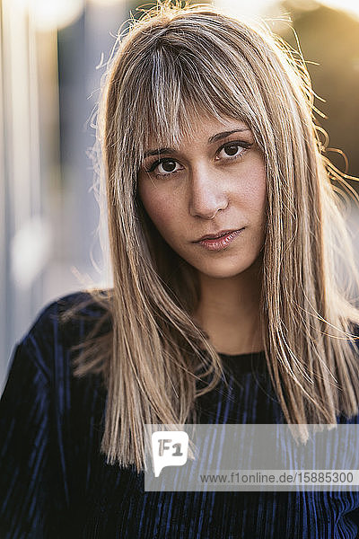 Porträt einer jungen Frau mit blonden Strähnchen