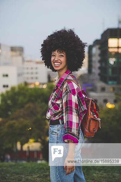 Porträt einer glücklichen jungen Frau mit Afrofrisur