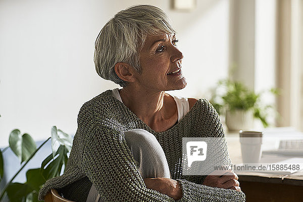 Porträt einer nachdenklichen älteren Frau zu Hause