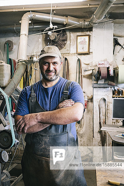 Porträt eines selbstbewussten Messermachers in seiner Werkstatt
