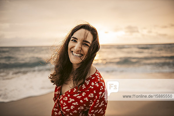Porträt einer glücklichen Frau an der Strandpromenade bei Sonnenaufgang  Miami  Florida  USA