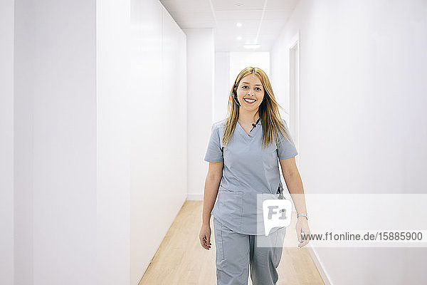 Porträt einer lächelnden Arzthelferin mit Headset in der medizinischen Praxis