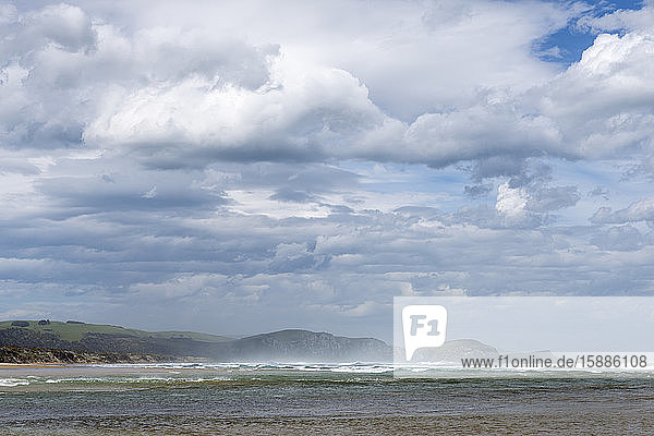 Neuseeland  Otago  Papatowai  Wolken über dem Strand von Tahakopa und den Klippen von Mcphee Cove