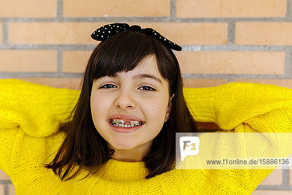 Porträt eines Mädchens mit Zahnspange