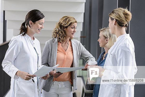 Geschäftsfrau und Ärztinnen bei einer Arbeitsbesprechung im Krankenhaus