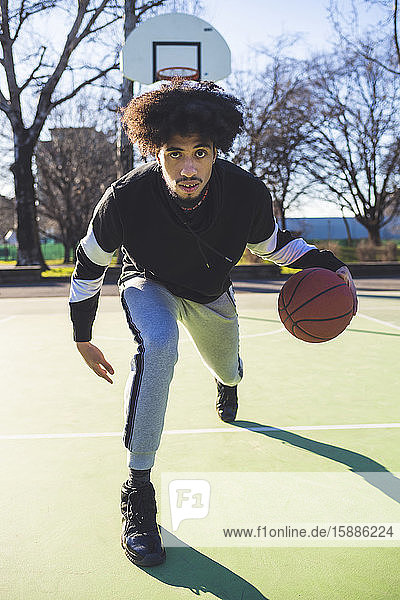 Porträt eines Basketballspielers in Aktion auf dem Platz