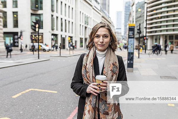Porträt einer selbstbewussten Frau in der Stadt  London  UK