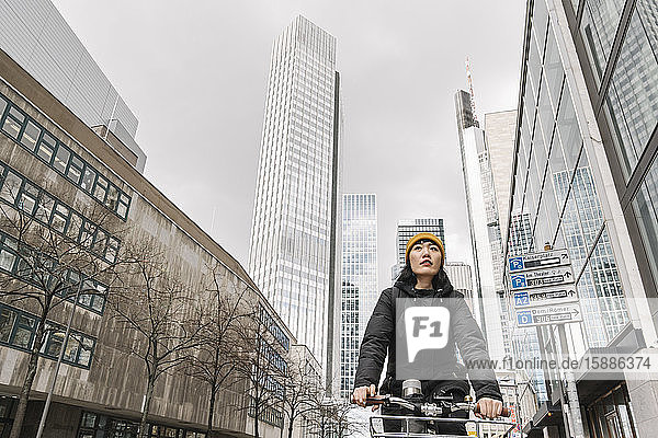 Fahrradfahrende Frau in der Stadt  Frankfurt  Deutschland