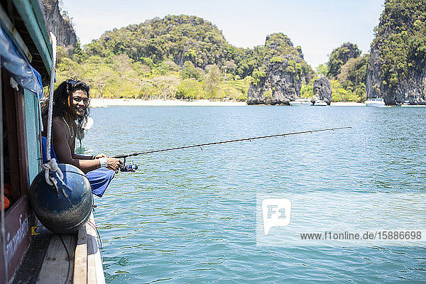 Junger Einheimischer beim Angeln auf einer Bootsfahrt  Ko Yao Yai  Thailand