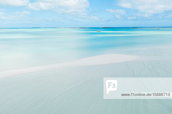 Lange weiße Sandbank am Coco Plum Beach  Exuma  Bahamas  Karibik