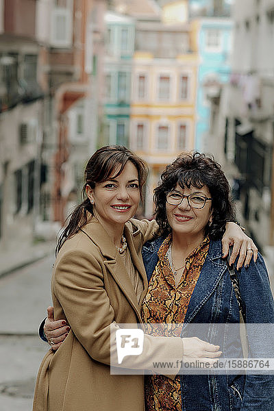 Porträt von Mutter und Tochter  die sich auf der Straße umarmen  Istanbul  Türkei