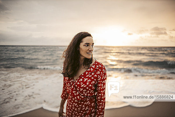 Frau an der Strandpromenade bei Sonnenaufgang  Miami  Florida  USA