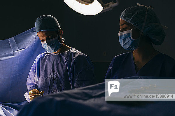 OP-Schwester und Chirurg während einer Operation
