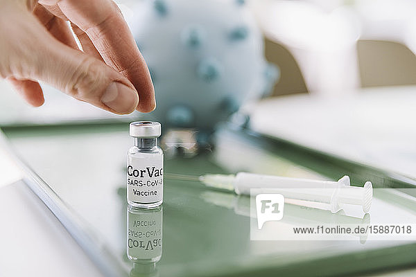 Hand mit Coronavirus-Impfstoffdosis