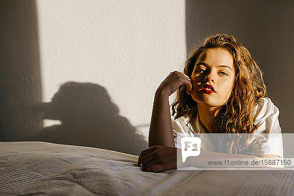 Porträt einer schönen jungen Frau im Schlafzimmer zu Hause
