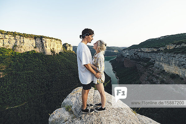 Junges verliebtes Paar auf Aussichtspunkt stehend  Stausee von Sau  Katalonien  Spanien